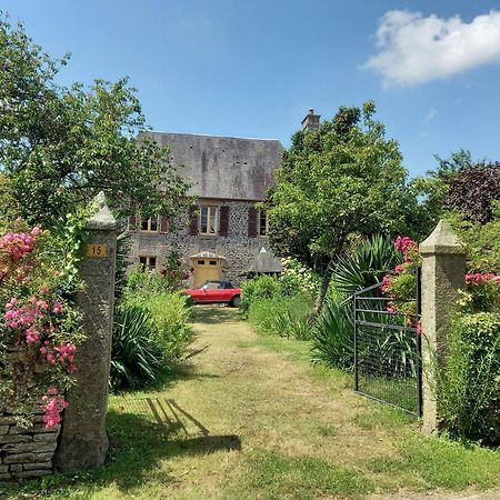 Le Petit Manoir Bed & Breakfast Isigny-le-Buat Bagian luar foto
