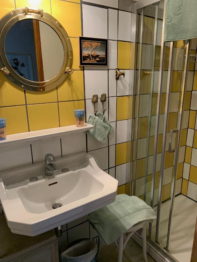 Le Petit Manoir Bed & Breakfast Isigny-le-Buat Bagian luar foto