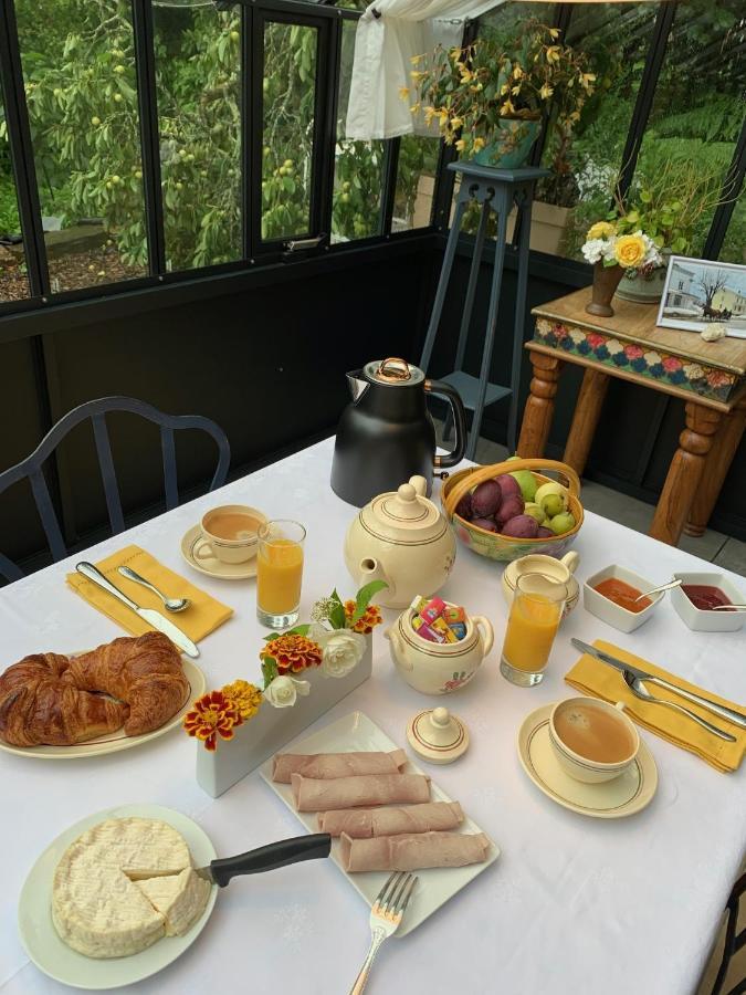 Le Petit Manoir Bed & Breakfast Isigny-le-Buat Bagian luar foto