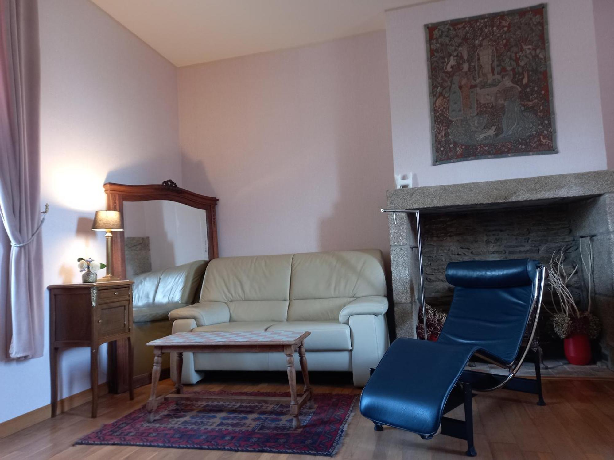Le Petit Manoir Bed & Breakfast Isigny-le-Buat Bagian luar foto