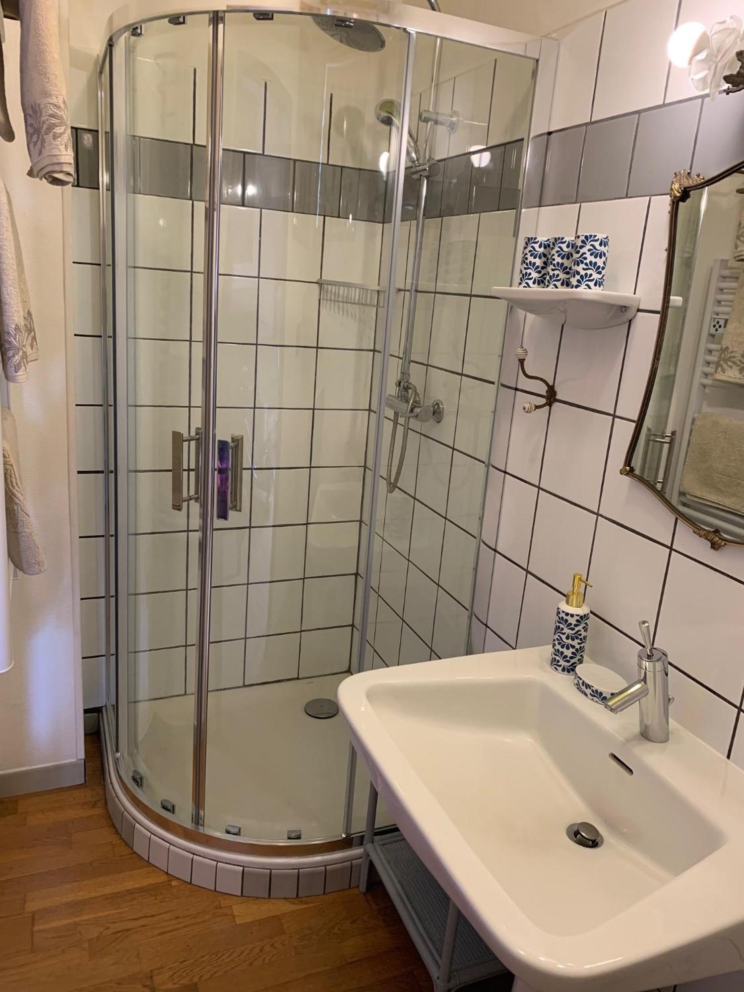 Le Petit Manoir Bed & Breakfast Isigny-le-Buat Bagian luar foto