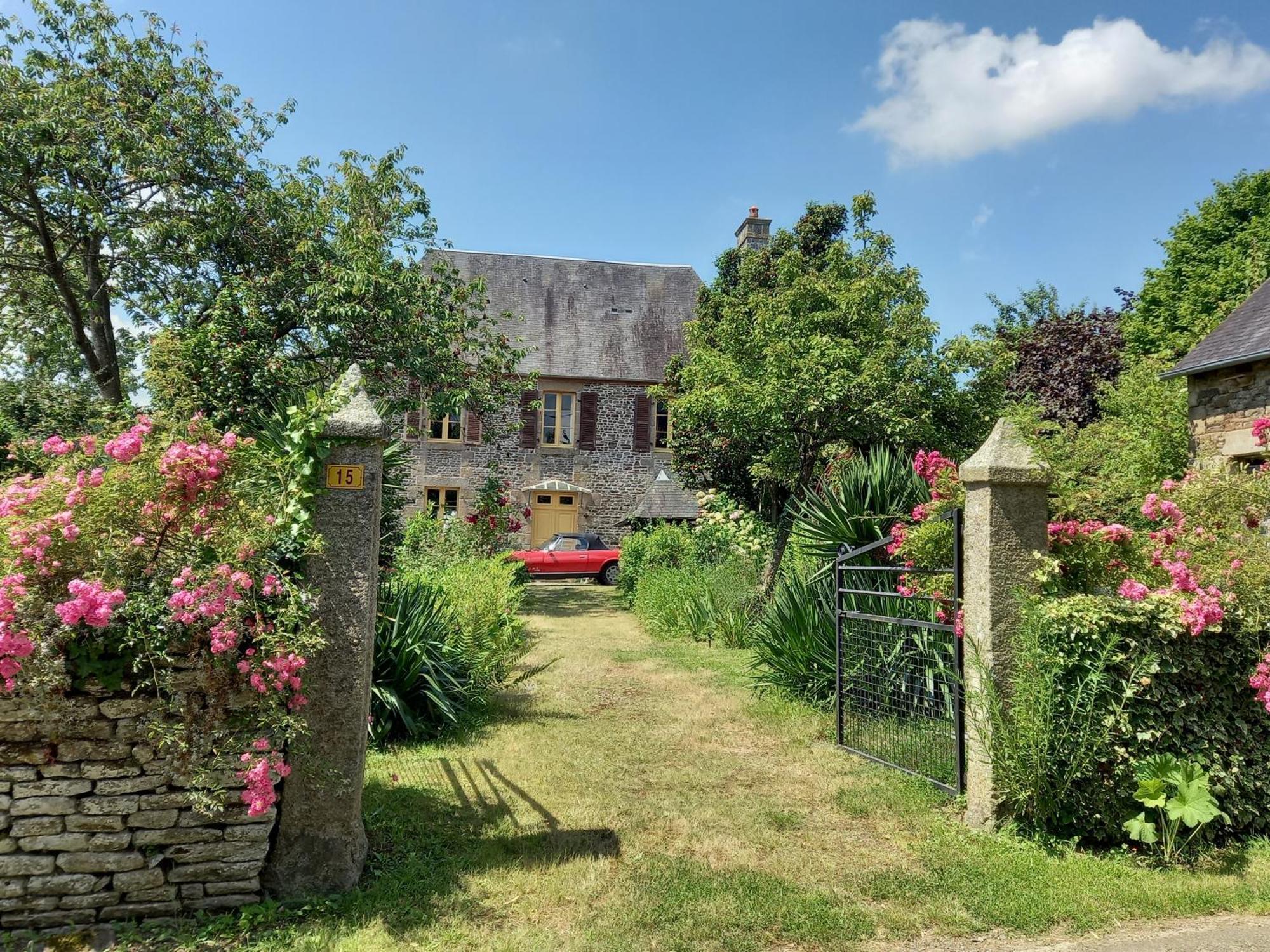 Le Petit Manoir Bed & Breakfast Isigny-le-Buat Bagian luar foto