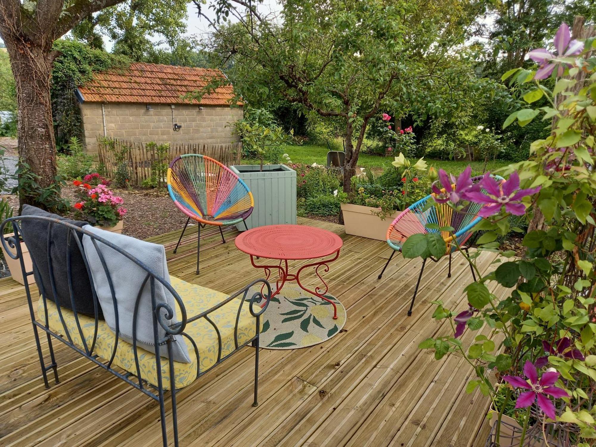 Le Petit Manoir Bed & Breakfast Isigny-le-Buat Bagian luar foto