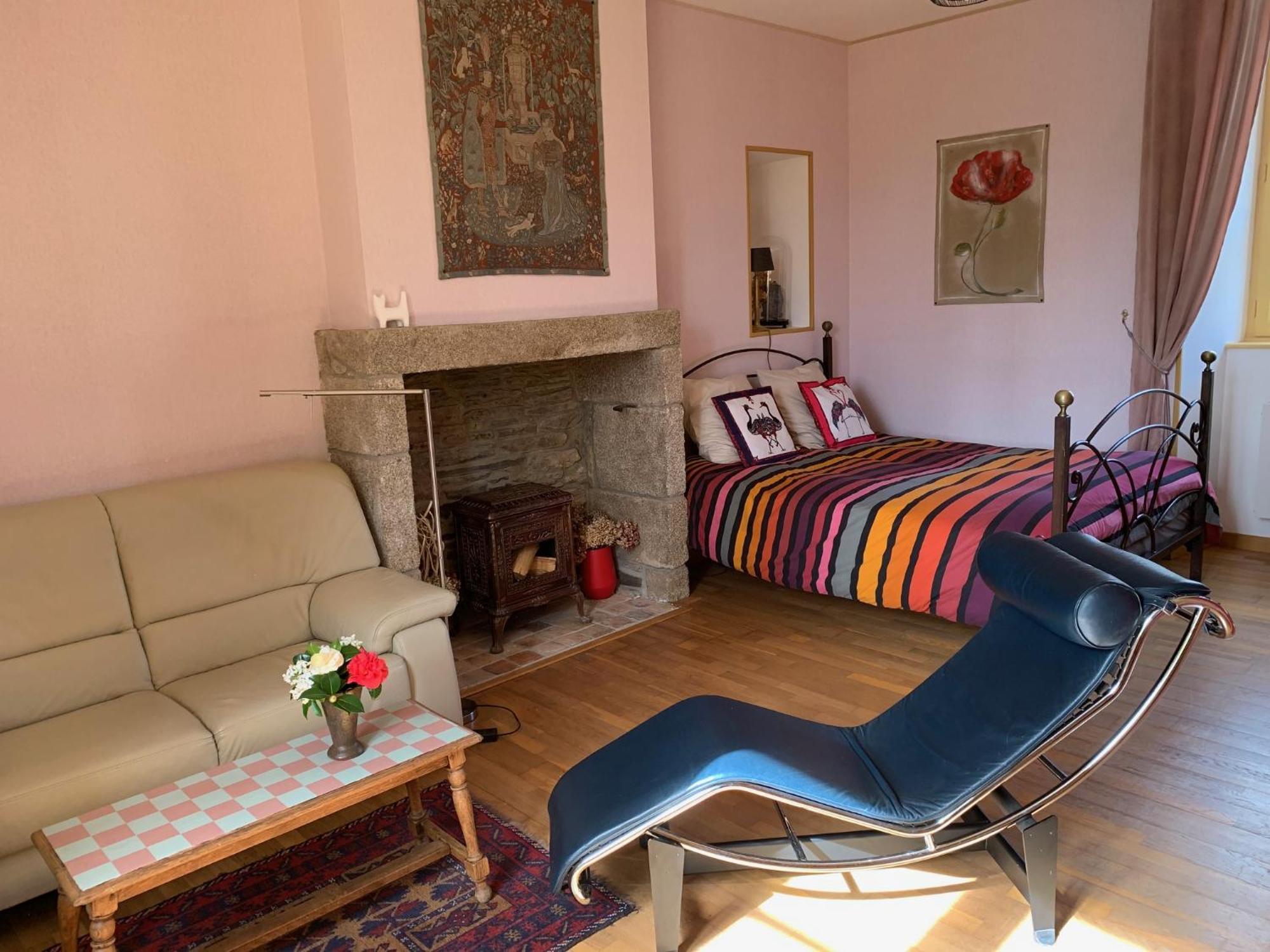 Le Petit Manoir Bed & Breakfast Isigny-le-Buat Bagian luar foto