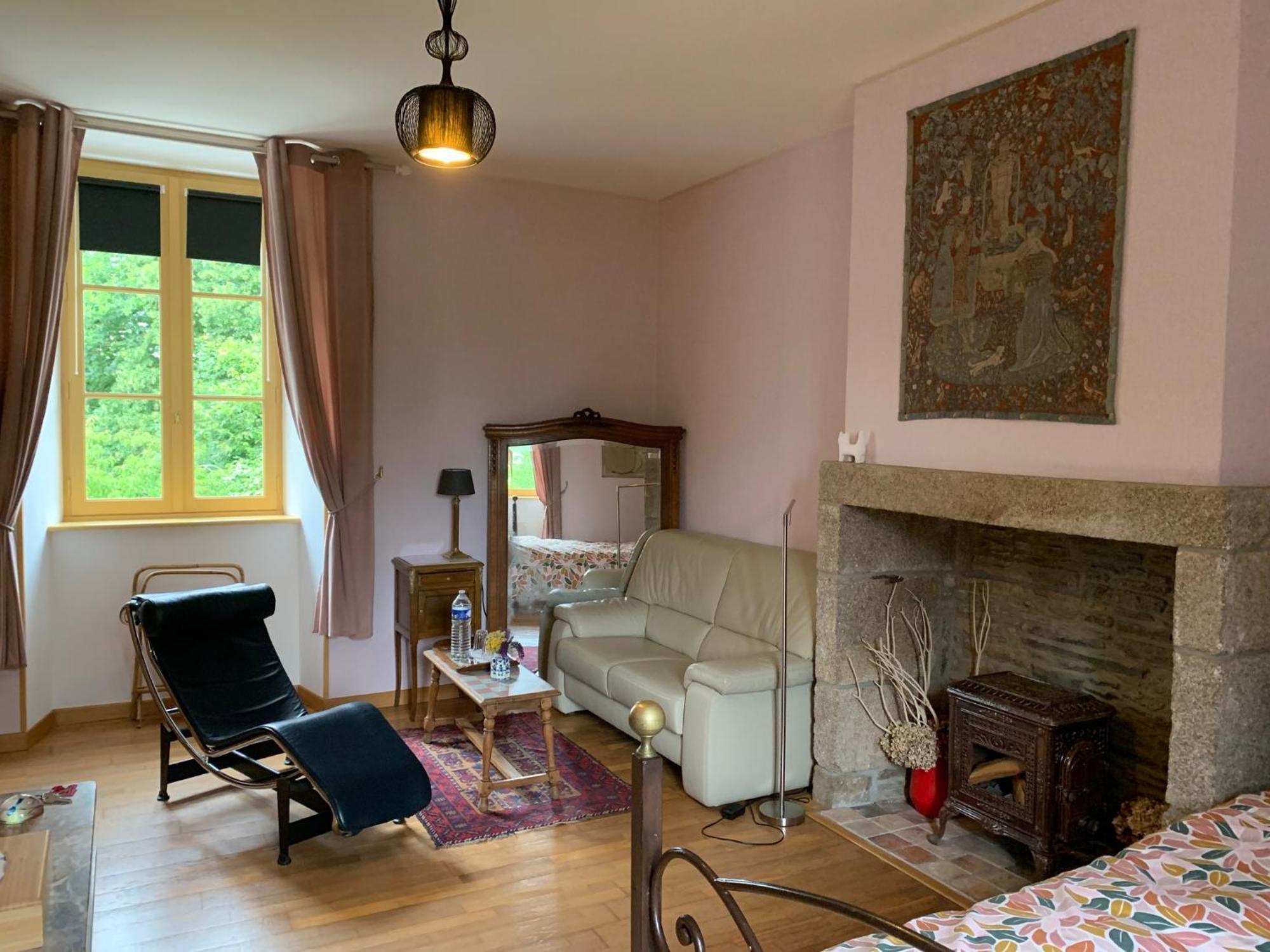 Le Petit Manoir Bed & Breakfast Isigny-le-Buat Bagian luar foto