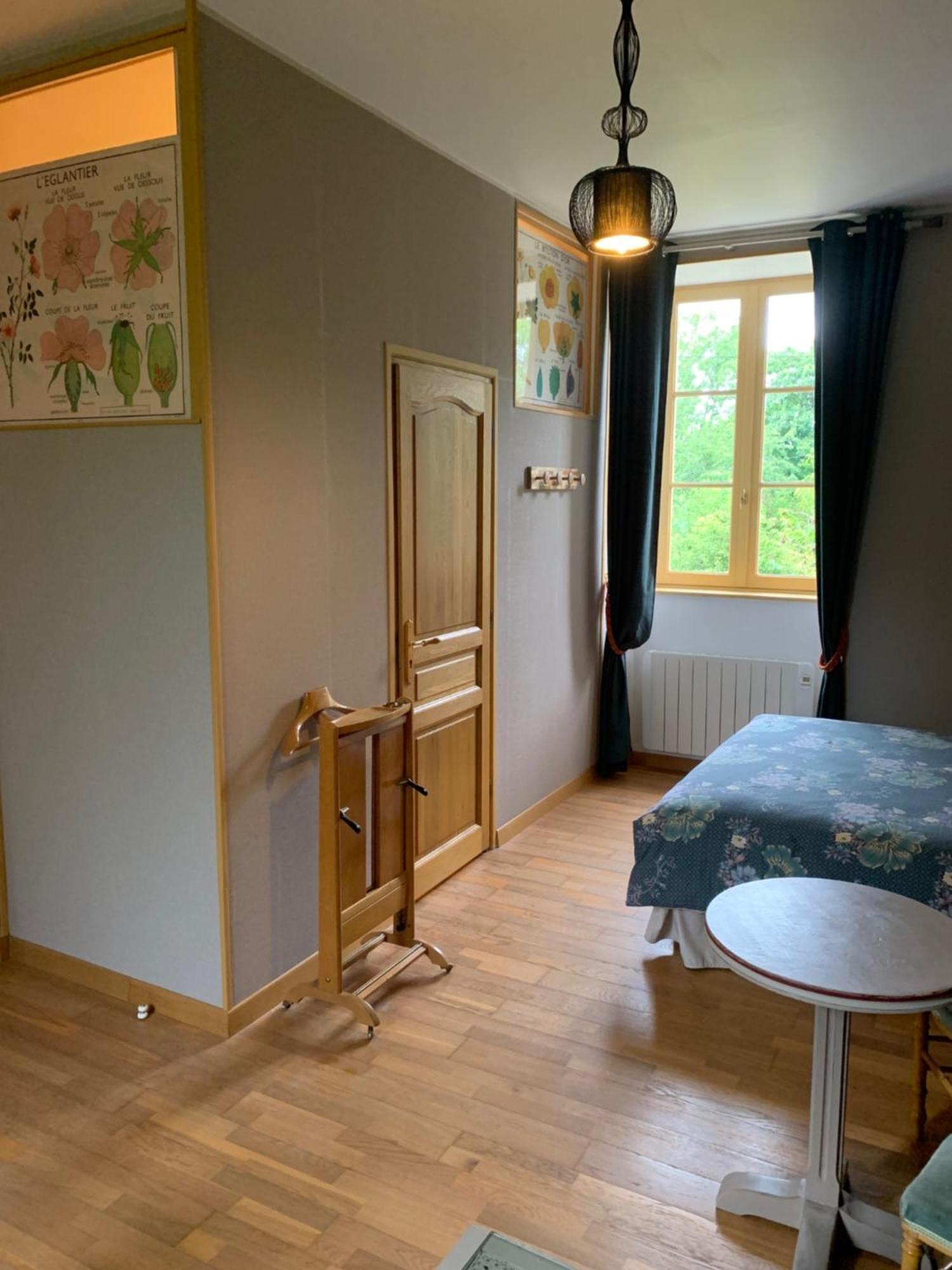 Le Petit Manoir Bed & Breakfast Isigny-le-Buat Bagian luar foto